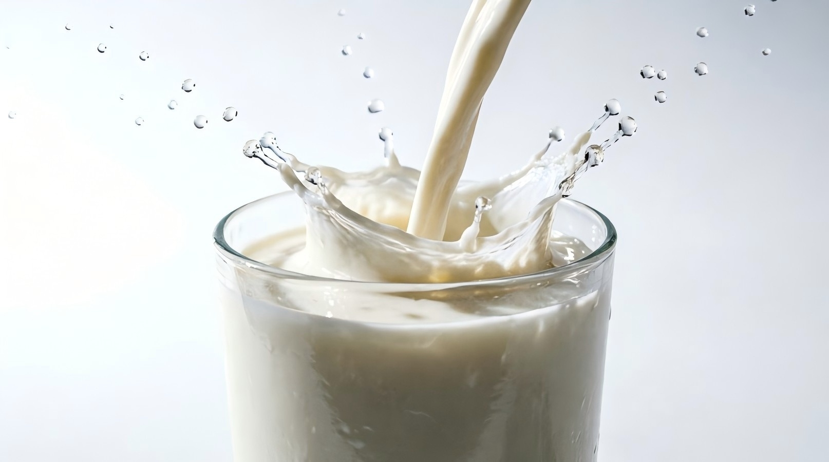 惊！配料表没糖，营养成分表却含乳糖5.7克？给娃选牛奶，记住这“两大铁律”